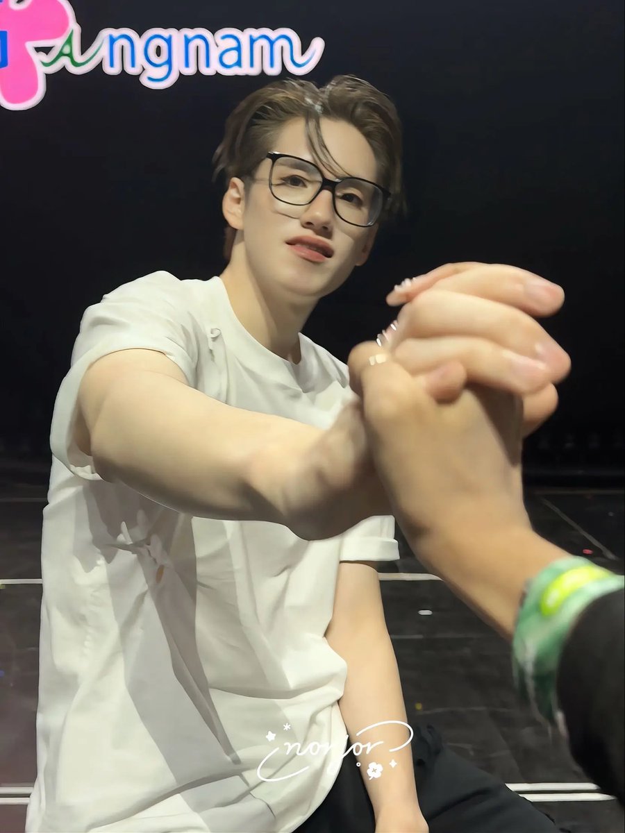 astramars_'s tweet photo. 「 ✦  𝑩𝒖𝒔 𝒍𝒊𝒈𝒉𝒕 𝒂𝒔 𝒐𝒏𝒆  ✦ 」🩷🧡🏒🐈

— ɪ ʟᴏᴠᴇ ʏᴏᴜ ᴛᴏ ᴛʜᴇ ᴍᴏᴏɴ ᴀɴᴅ ʙᴀᴄᴋ —

#PHUTATCHAI #COPPERdechawat https://t.co/6GrYMVeDGA