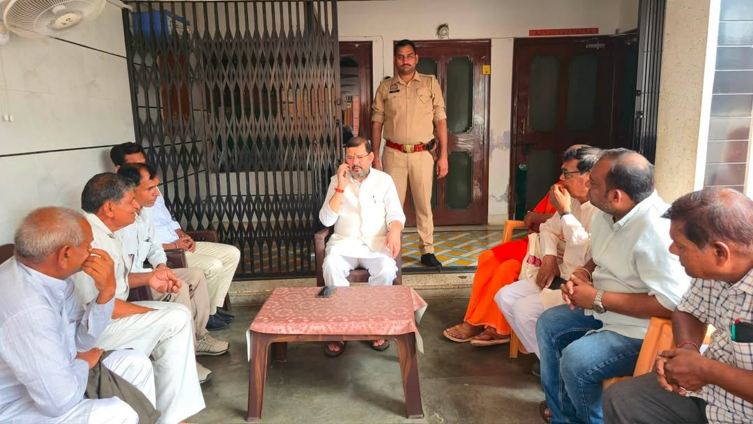 Ashokkatariya9's tweet photo. जनहित सर्वोपरि ।
आज धामपुर आवास पर जनसुनवाई करते हुए । https://t.co/hUlyrrOdN6