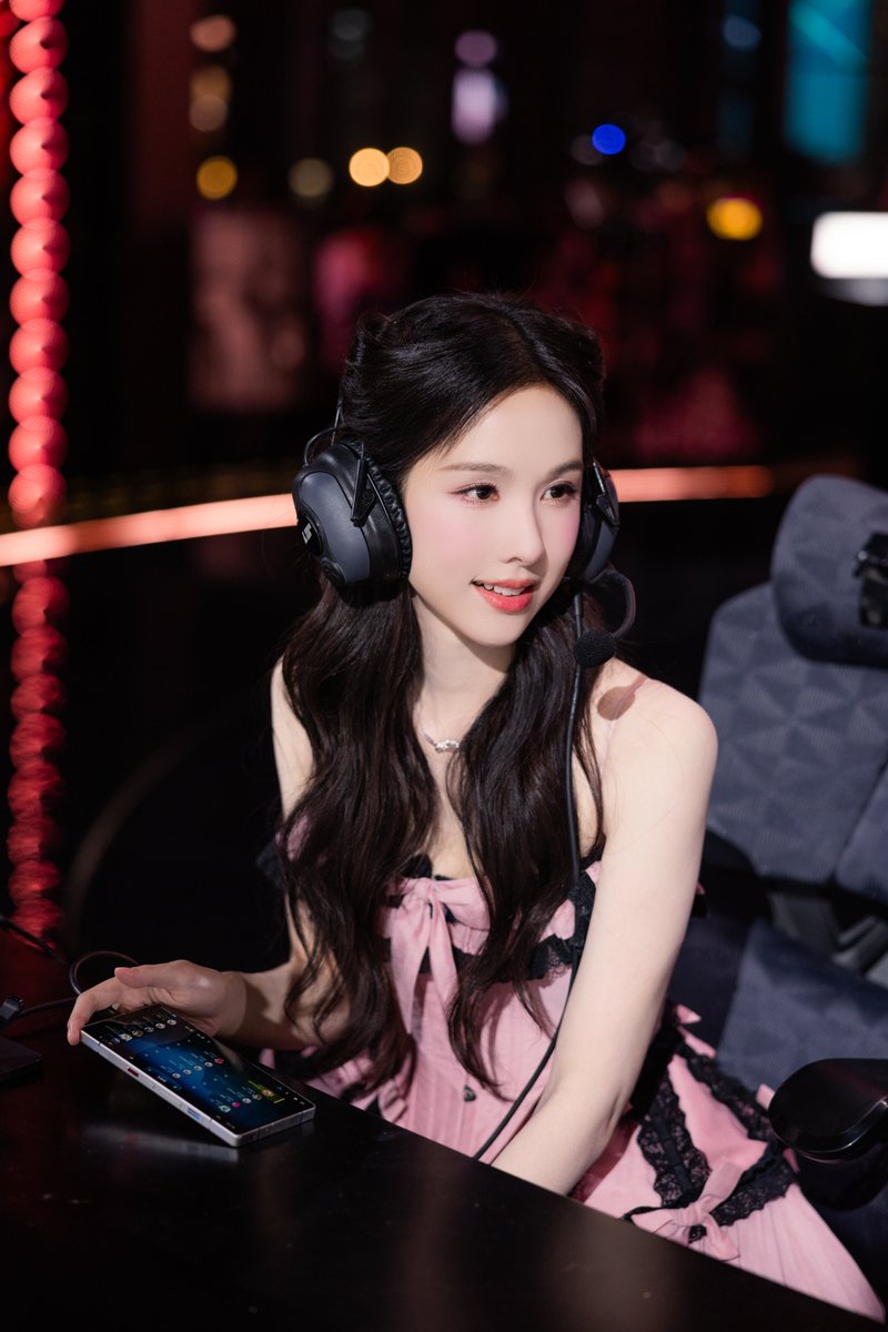 duduling1018's tweet photo. 260727 league of legends: wild rift | 4th anniversary
— 📸 #chenduling event photos

水晶玫瑰踏破次元绽放，陈都灵携温柔琴音赴峡谷周年之约🎹

#ChenDulingxLeagueOfLegends https://t.co/WX2R5nFLon