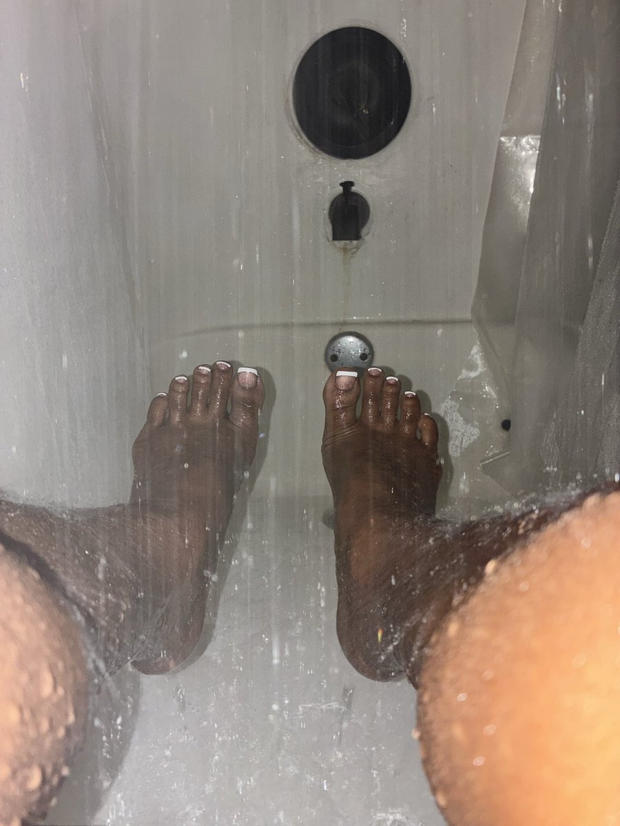 juicyyfruittyy's tweet photo. I got a price if ya willing to pay 🥰💰🦶🏽 https://t.co/mGgWJJRly2