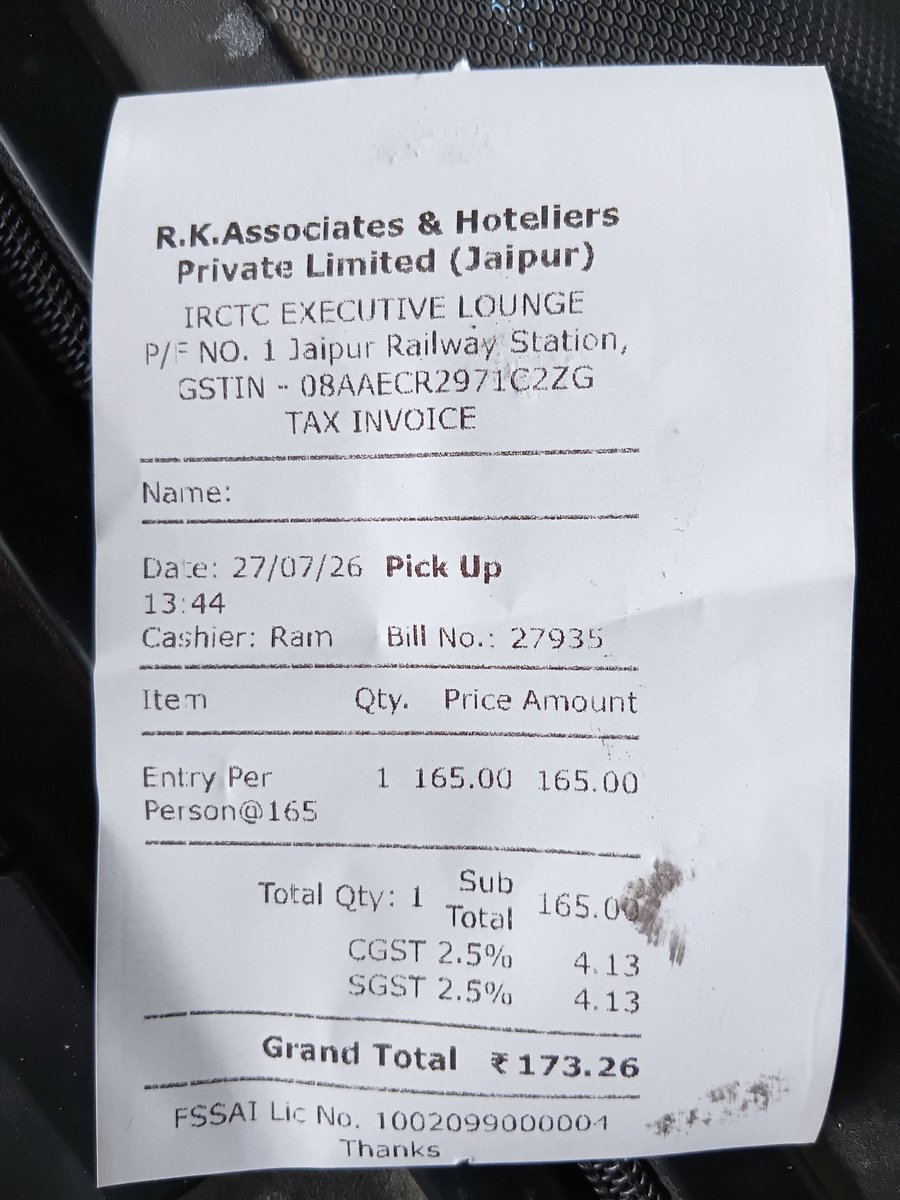 itsmohan9560's tweet photo. @AshwiniVaishnaw जी, आज दोपहर मैं जयपुर रेलवे स्टेशन के @IRCTCofficial के Executive Lounge मे गया। एक तो ये लोग जबरन दो घंटे का टिकट दे रहे, उसमे भी इतनी घटिया सर्विस। बाथरूम गंदे, बाथरूम मे पानी नहीं था, शाॅवर लेने का अलग चार्ज किया हुआ है। @RailMinIndia दस मिनट मे बाहर आ गया https://t.co/5cWA9g4TGg