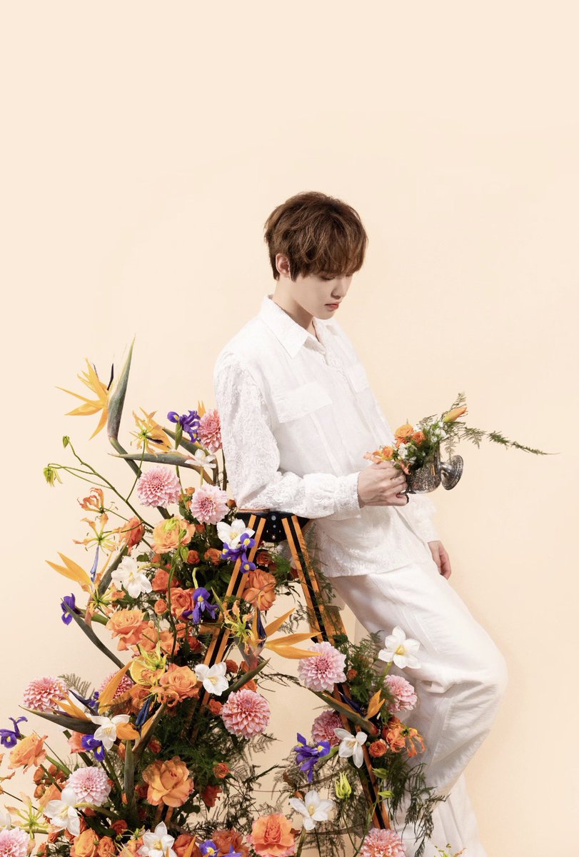 chenleveerse's tweet photo. the florist behind chenle’s photoshoot sets shared these beautiful photos on xhs 🩵

“a midsummer garden created especially for zhong chenle 🧡🌿

with just two hours to work ⏰ we built a summer garden using orange toned flowers and moss.

the orchids toward the sun, while the scent of citrus lingers everywhere…so fresh 🍊✨

the boy in white + blooming flowers = perfection 👔💐

a romantic collaboration between summer, flowers, and youth.” 

🔗 https://t.co/6CkHKdtOwI
#천러 #チョンロ #钟辰乐 #辰乐 #CHENLE