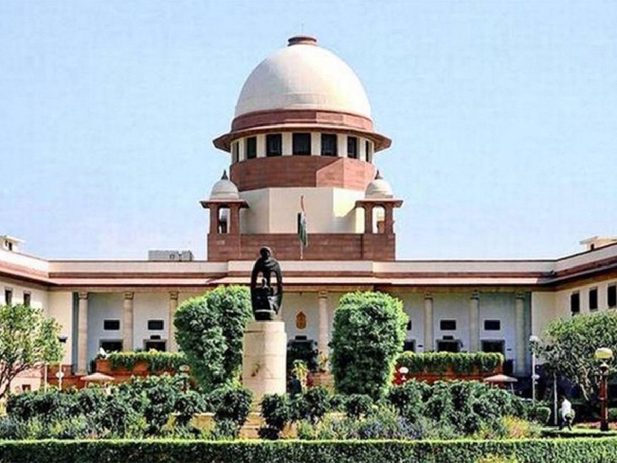 UpendrraRai's tweet photo. The #SupremeCourt has reserved its order on the plea filed by 1993 #BombayBlasts convict #AbuSalem seeking premature release from his life sentence on the ground that he has completed 25 years in prison.
Appearing for Salem, senior counsel submitted that the jail authorities had failed to give him the benefit of the undertrial period despite a specific direction of the #TADA court.
“Despite the categorical direction by the TADA court that I have to be given complete set-off for the undertrial period, the jail authorities are not giving me that benefit,” Salem’s counsel argued.
Earlier, the Supreme Court had refused to grant Salem interim relief and permitted him to approach the #BombayHighCourt to consider his plea and calculate the period of imprisonment undergone by him in light of the conditions governing his extradition from #Portugal.