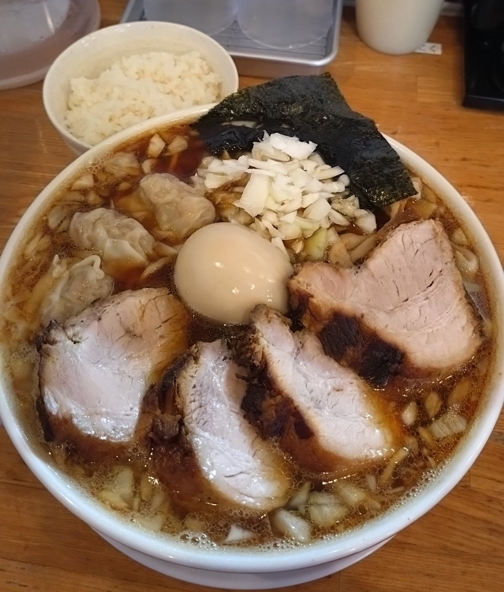 hippoton3's tweet photo. 麺の輪@市原市糸久
麺の輪夜の部に😊
《麺柔め》
全部乗せラーメン
チャーシュー【1枚】
麺特盛り
半ライス
吊るし焼豚丼は売り切れ。
思った通り麺柔め合うわ✨
ご馳走様でした。 https://t.co/ZFVO4aRiO4