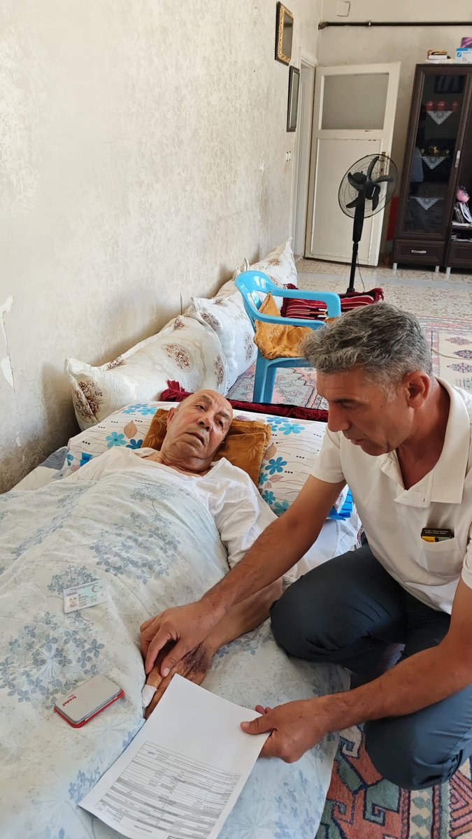 kiziltepenufus's tweet photo. Rahatsızlığı Nedeniyle Müdürlüğümüze Gelemeyen Vatandaşımızın İşlemini adresinde aldık. Allah hayırlı şifalar versin.#HayatınızınHerAnında  @TC_icisleri @Mardin_Valiligi @KiziltepeKymlk @mardinilnufus https://t.co/1YU9uhnPiN