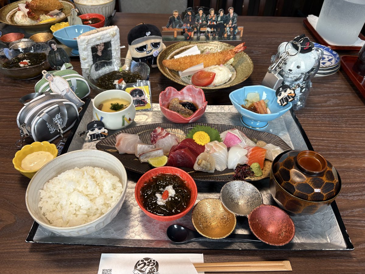 BEFIRST_BMSG8's tweet photo. 行ってきたよー🐟うお1番
お友達が早く整理券取ってくれたので一陣で入れ、かつ、ビファたちの個室←（これは偶然）で楽しい美味しいひと時過ごしてきた！
ビファたち絶賛岩もづくは定食のもづくとは違うみたいで別注文！全然味も食感も違いビックリ！
BFマークできちゃう店員さん♪BESTY愛溢れてた✨ https://t.co/olPDygtG7Z