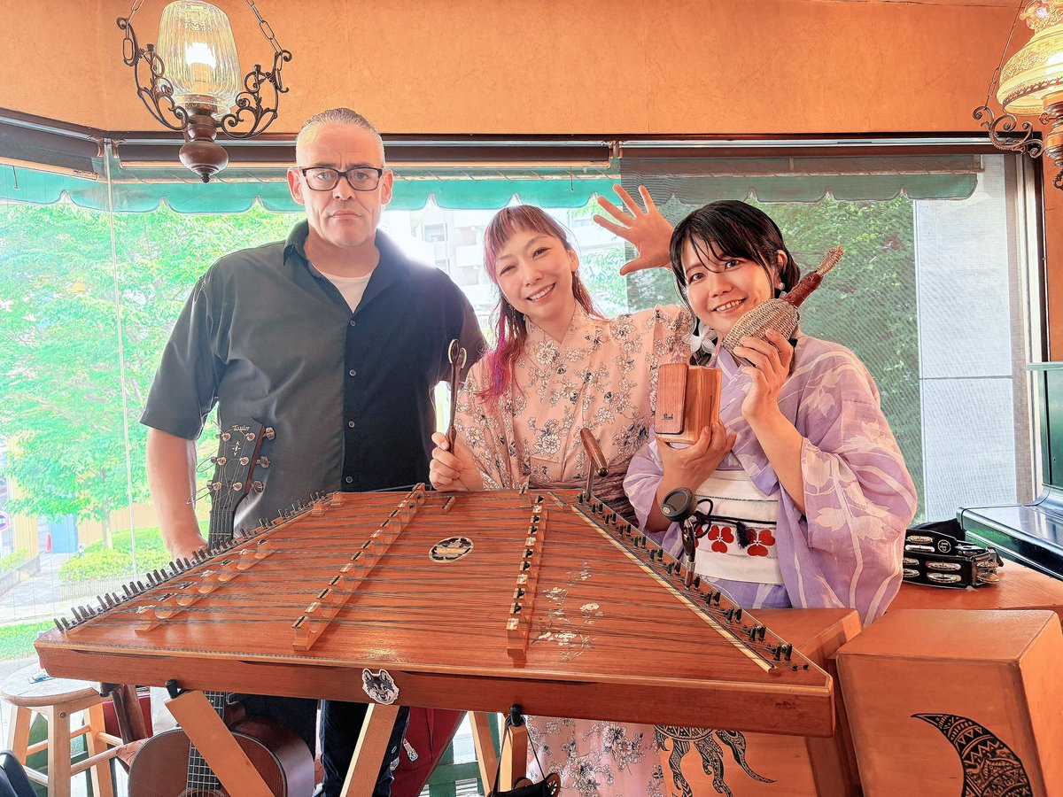 rinamame_drums's tweet photo. 成瀬イマジンでのSREE LIVEに来てくれた皆さま有り難うございましたー！
久々のSREEでとっても愉しく演奏出来ました♪
お客様も拍やスピードがかわる曲でも手拍子でついてきてくれてニコニコ笑顔でハッピーな空間でした☻＊
夏らしく浴衣でアイリッシュ🍀
ピョンピョン飛び跳ねてきました(≧∀≦)☆ https://t.co/J3oPkE8fYJ