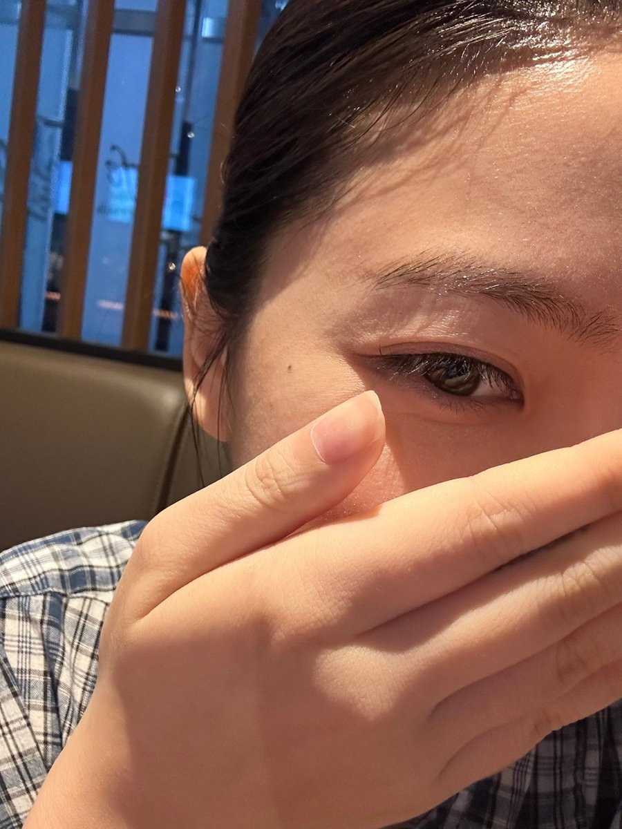 superbstff's tweet photo. น้องเยมมาบอกว่าตาดีขึ้นแล้ว รอยช้ำอะไรก็หายหมดแล้ว ตอนนิ้อยู่คาเฟ่คนเดียวเพราะมีเวลาว่างระหว่างการถ่ายทำเยอะมาก ที่ต้องปิดหน้าเพราะว่าเดี๋ยวมันจะเป็นการสปอย🫪 ละมีคนบอกว่าอยากรู้สปอยมากๆ ให้น้องเอามือลงอีกนิดนึงได้มั้ย น้องเยมบอกว่าอย่าลืมดูตอน(คอนเท้น)ออกมาด้วยน้า🫪 https://t.co/PT8omEzuNJ
