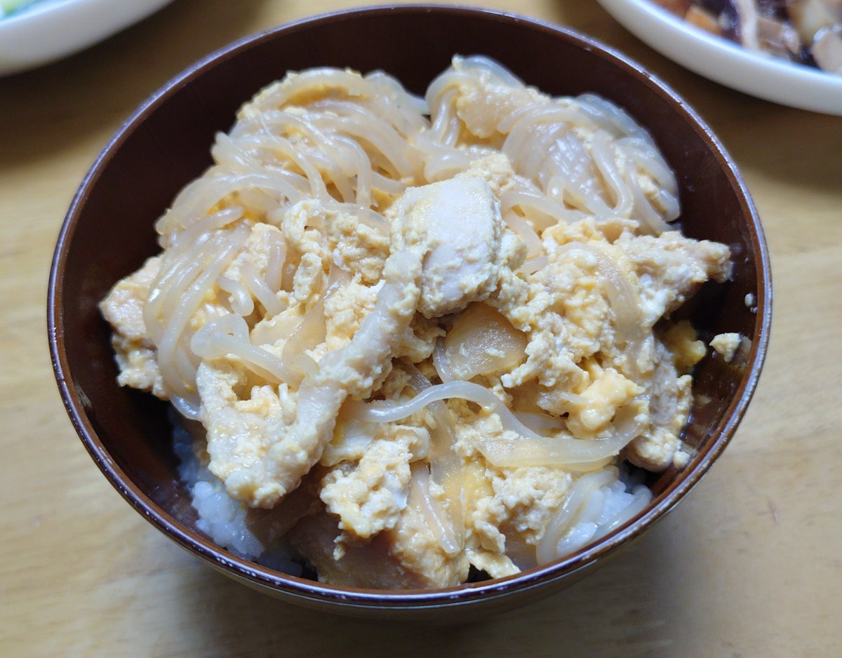 Kowake_Shadows's tweet photo. 菜彩鶏の親子丼作りました😊
胸肉を使っていますのでヘルシーに🥰
塩とお酒で下味をつけて、しっとり、しっかり味がついています✨
 #シャ員00040
 #菜彩鶏  #PJ二戸フーズ https://t.co/XZg7oyRWWE