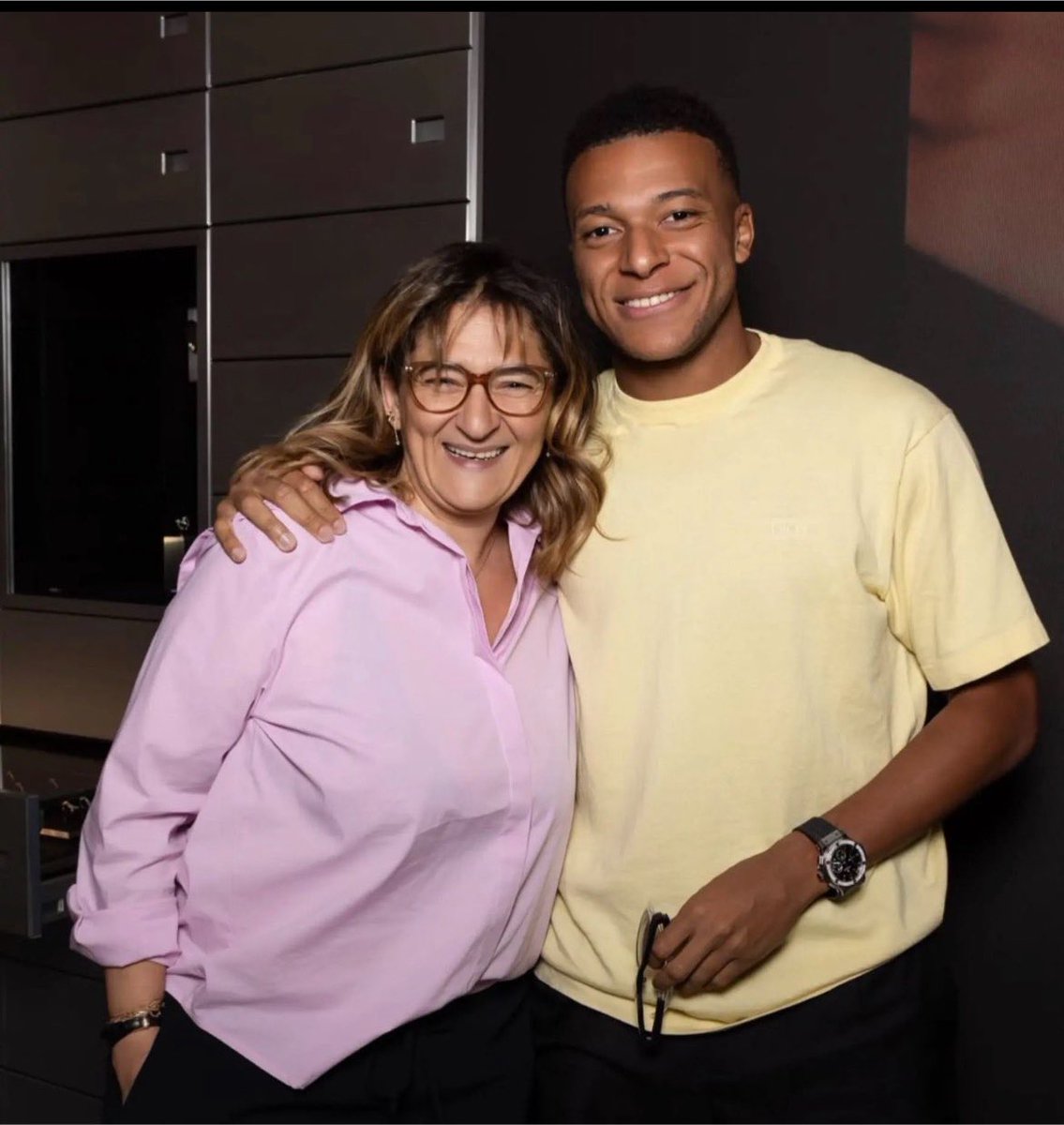 Alinahuambo's tweet photo. Kylian Mbappé, Ester Expósito, and Mbappé’s mother were seen together, drawing plenty of attention from fans. ❤️
@KMbappe @EsterExpositoo
#KylianMbappe #EsterExposito #Mbappe https://t.co/TyDYQNUYS4