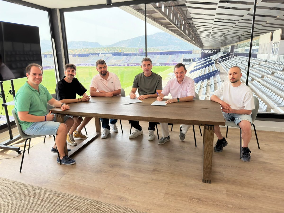 RealJaenCF's tweet photo. El Real Jaén CF se une a la Universidad de Jaén para dar un paso al futuro 🤝

El club ha firmado un acuerdo de colaboración con el grupo de investigación Sinbad2 de la UJA para aplicar la inteligencia artificial y el análisis avanzado de datos a la toma de decisiones deportivas 📊

El objetivo: transformar los datos en conocimiento útil para optimizar los procesos deportivos, técnicos y organizativos del club, y afrontar con las máximas garantías esta temporada de regreso a Primera Federación 💜

Además, estudiantes de la UJA participarán con Trabajos Fin de Estudios centrados en retos reales del club, reforzando la unión entre universidad y deporte 🎓

Innovación jiennense al servicio del Real Jaén CF. Seguimos creciendo 💪

#RJ2627 #TuVozSuma