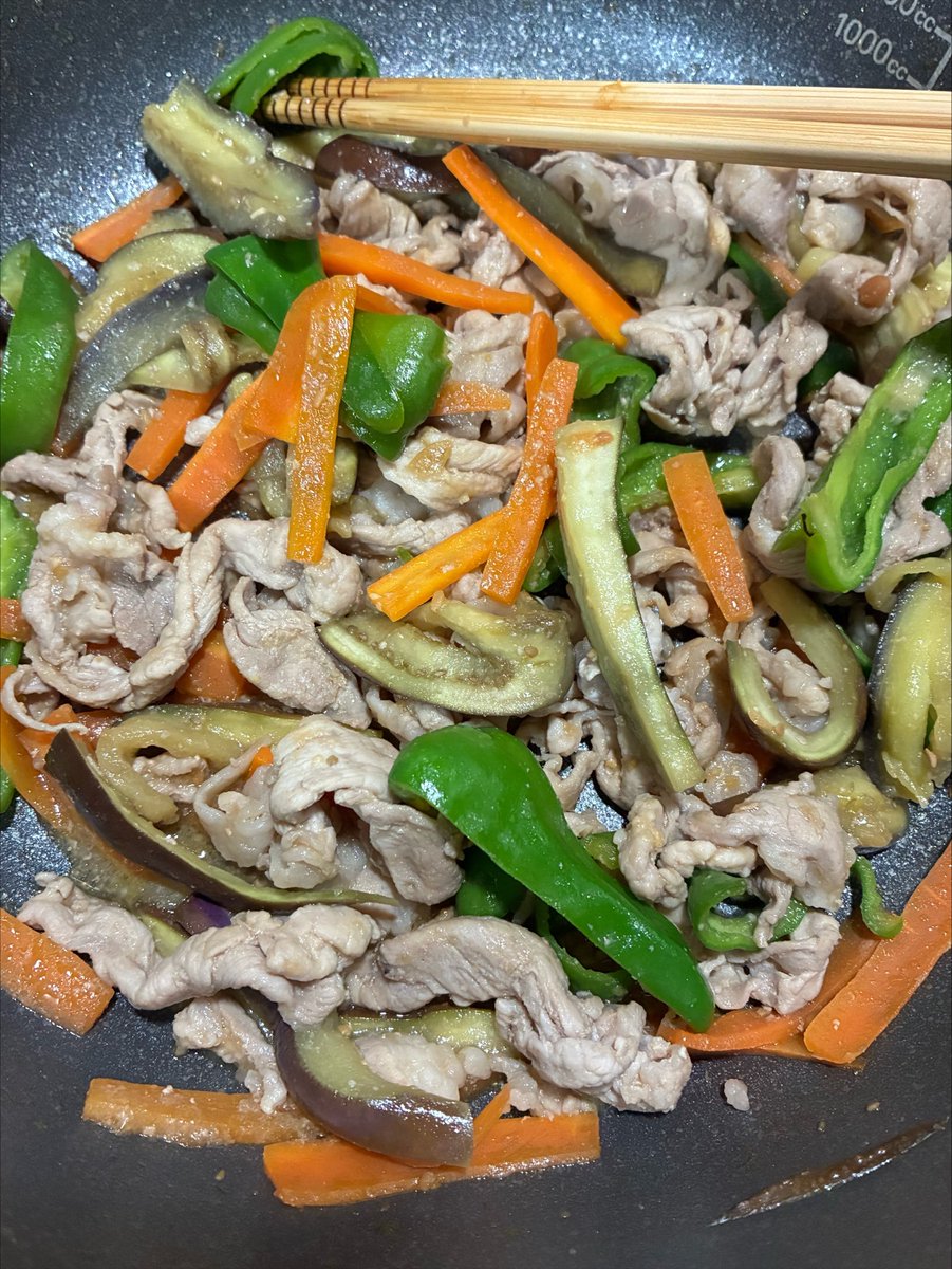 r67213's tweet photo. 旦那さまの家庭菜園
ナス🍆とピーマン🫑は豚肉と人参🥕と
味噌炒めに
ミニトマト🍅は冷やしていただきます😋
(4〜５種類入っているらしい)
わが家の定番の納豆や鮭や豆腐の値段が
上がり続けているので
家庭菜園マジで助かります🙇‍♀️感謝 https://t.co/4cXa8l8cR1