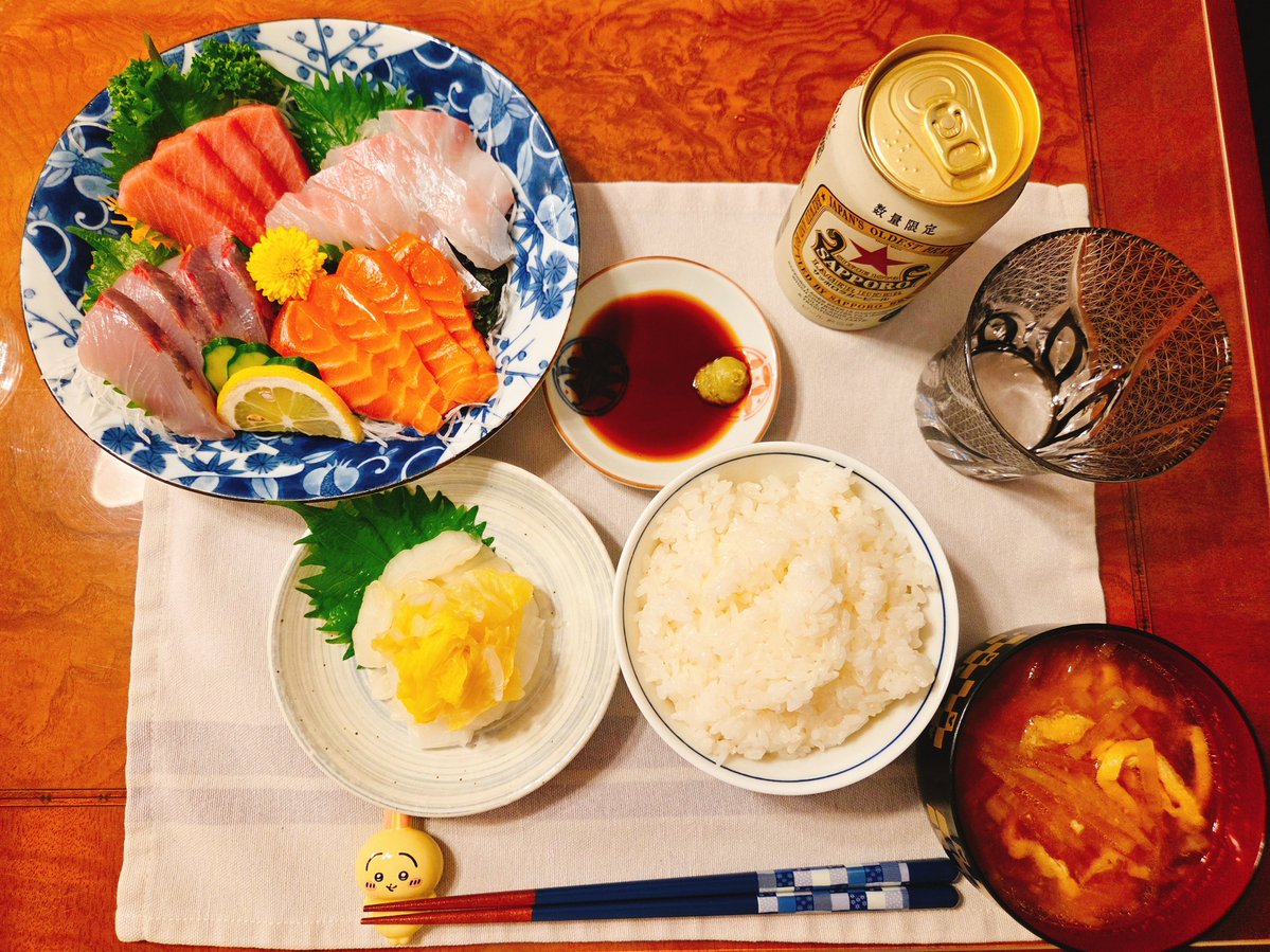 CAROL_KT's tweet photo. 今日の晩ごはーんっ！　#おうちごはん　#おうちご飯　#ごはん　#大根と油揚げのお味噌汁　#白菜の漬物　#お刺身　#手抜き https://t.co/6Lm8KtGJjz
