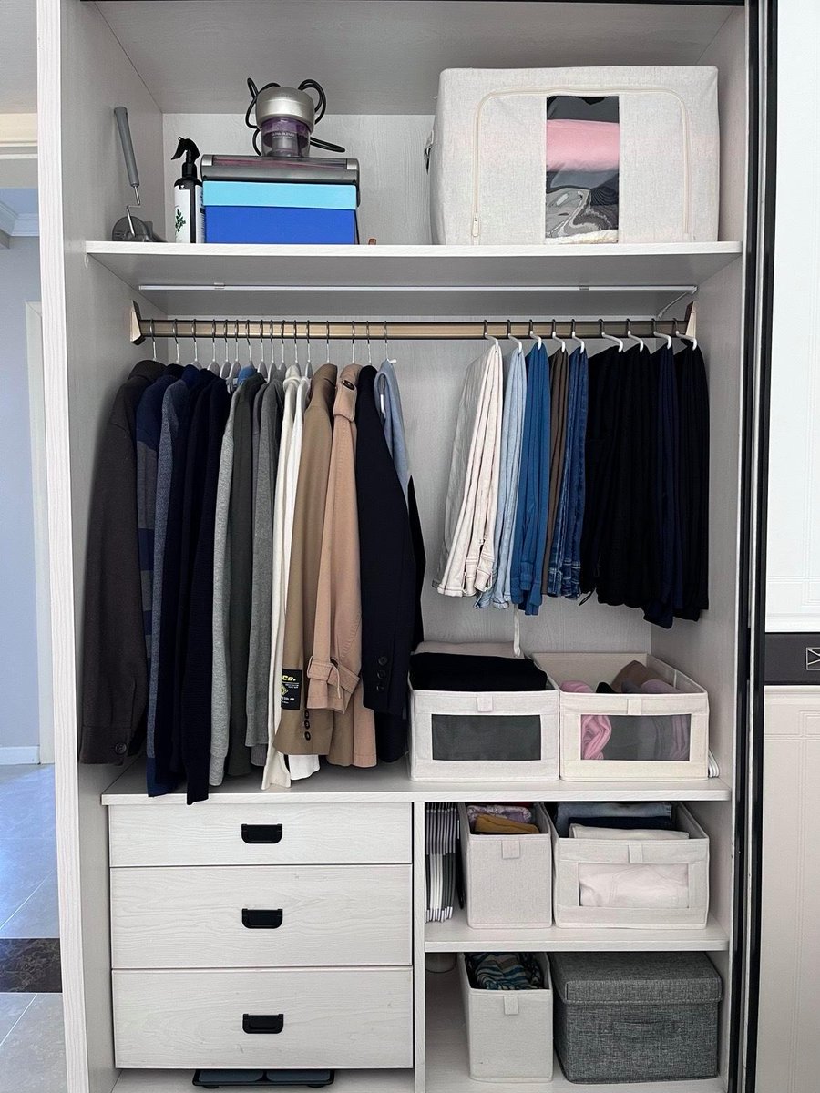 JinaSchude9fj's tweet photo. Got through the weekend clearing out my closet! Old hoodies, mugs and books that I no longer use found new homes via the neighborhood swap. Minimalist win for a clutter-free space and a small eco-step https://t.co/bADT2eYh99