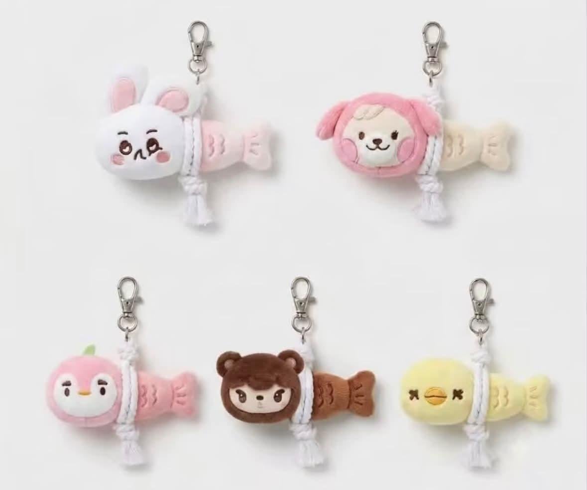 miuheartkai's tweet photo. for anyone who needs an explanation:
traditionally in Korea, people hang up a dried fish as a charm to ward off negative energy and bring good luck and it became popular among younger generations to use dolls instead of a real fish and that’s what this is supposed to be😭😭 https://t.co/M4qlsyiImR