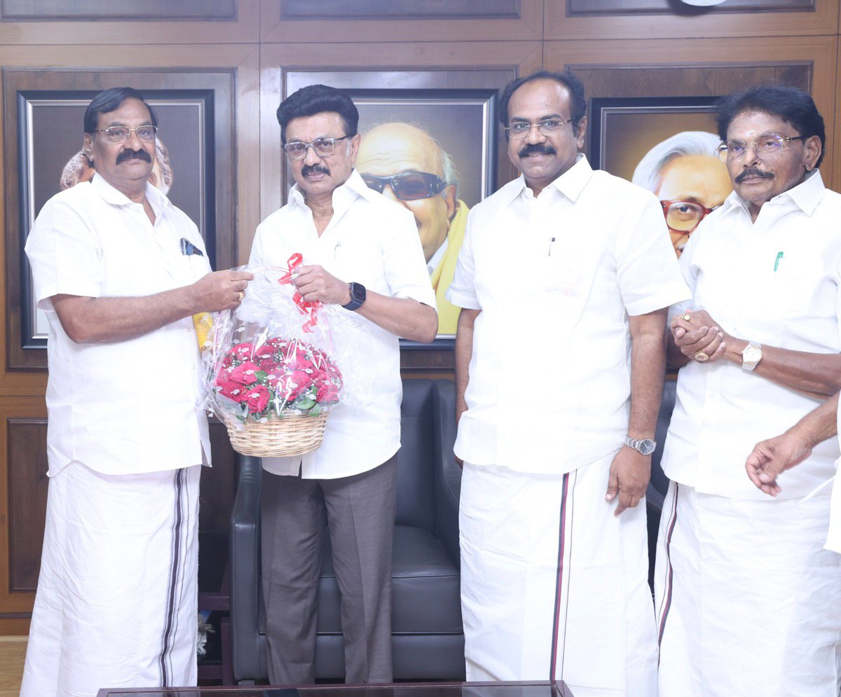 TThenarasu's tweet photo. மக்கள் நலன் மற்றும் சமூக நீதியை முன்னிறுத்திச் செயல்படும் நம் கழகத்தின் மீது கொண்ட நம்பிக்கையின் வெளிப்பாடாக, கழகத் தலைவர் அண்ணன் திரு. மு.க. ஸ்டாலின் அவர்கள் முன்னிலையில், சென்னை அண்ணா அறிவாலயத்தில் நடைபெற்ற நிகழ்வில்,  அ.தி.மு.க. மாநில சிறுபான்மையினர் நலப் பிரிவுத் துணைத் தலைவர் பூலாங்கால் திரு. எம். சித்திக் தலைமையில், திரு. மு. ரஜிஸ் அகமத், திரு. எம். கோபிநாத், திரு. இமாம் அலி உள்ளிட்ட 50-க்கும் மேற்பட்டோர் தங்களைக் கழகத்தில் இணைத்துக்கொண்டனர். மக்கள் பணி செய்யக் கழகத்திற்கு வருகை தந்துள்ள மாற்றுக் கட்சியினரைக் கழகத் தலைவர் அவர்கள் வரவேற்றார்.

இந்நிகழ்வில் கழக முதன்மைச் செயலாளர் அண்ணன் திரு. கே.என். நேரு, அமைப்புச் செயலாளர் அண்ணன் திரு. ஆர்.எஸ். பாரதி, விருதுநகர் தெற்கு மாவட்டச் செயலாளர் அண்ணன் திரு. கே.கே.எஸ்.எஸ்.ஆர். இராமச்சந்திரன் மற்றும் சட்டமன்ற முன்னாள் உறுப்பினர்கள் திரு. பால கங்காதரன், திரு. கனக சுப்புரத்தினம், ஒன்றிய செயலாளர்கள் திரு. பொன்னுத்தம்பி, திரு. சந்தனபாண்டியன், பேரூர் செயலாளர் திரு. ஆர். கே. செந்தில், பொதுக்குழு உறுப்பினர் திரு. முகமது ஜான் மற்றும் விருதுநகர் வடக்கு மாவட்ட,  ஒன்றிய கழக நிர்வாகிகள் உடனிருந்தனர்.

@mkstalin @KN_NEHRU @KKSSRR_DMK @RSBharathiDMK