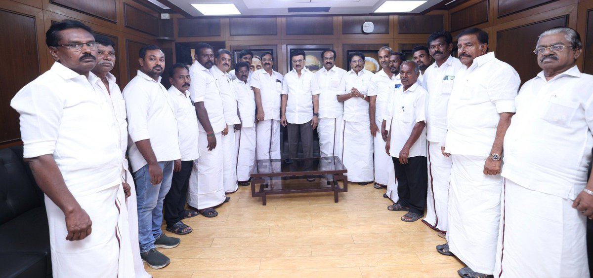 TThenarasu's tweet photo. மக்கள் நலன் மற்றும் சமூக நீதியை முன்னிறுத்திச் செயல்படும் நம் கழகத்தின் மீது கொண்ட நம்பிக்கையின் வெளிப்பாடாக, கழகத் தலைவர் அண்ணன் திரு. மு.க. ஸ்டாலின் அவர்கள் முன்னிலையில், சென்னை அண்ணா அறிவாலயத்தில் நடைபெற்ற நிகழ்வில்,  அ.தி.மு.க. மாநில சிறுபான்மையினர் நலப் பிரிவுத் துணைத் தலைவர் பூலாங்கால் திரு. எம். சித்திக் தலைமையில், திரு. மு. ரஜிஸ் அகமத், திரு. எம். கோபிநாத், திரு. இமாம் அலி உள்ளிட்ட 50-க்கும் மேற்பட்டோர் தங்களைக் கழகத்தில் இணைத்துக்கொண்டனர். மக்கள் பணி செய்யக் கழகத்திற்கு வருகை தந்துள்ள மாற்றுக் கட்சியினரைக் கழகத் தலைவர் அவர்கள் வரவேற்றார்.

இந்நிகழ்வில் கழக முதன்மைச் செயலாளர் அண்ணன் திரு. கே.என். நேரு, அமைப்புச் செயலாளர் அண்ணன் திரு. ஆர்.எஸ். பாரதி, விருதுநகர் தெற்கு மாவட்டச் செயலாளர் அண்ணன் திரு. கே.கே.எஸ்.எஸ்.ஆர். இராமச்சந்திரன் மற்றும் சட்டமன்ற முன்னாள் உறுப்பினர்கள் திரு. பால கங்காதரன், திரு. கனக சுப்புரத்தினம், ஒன்றிய செயலாளர்கள் திரு. பொன்னுத்தம்பி, திரு. சந்தனபாண்டியன், பேரூர் செயலாளர் திரு. ஆர். கே. செந்தில், பொதுக்குழு உறுப்பினர் திரு. முகமது ஜான் மற்றும் விருதுநகர் வடக்கு மாவட்ட,  ஒன்றிய கழக நிர்வாகிகள் உடனிருந்தனர்.

@mkstalin @KN_NEHRU @KKSSRR_DMK @RSBharathiDMK