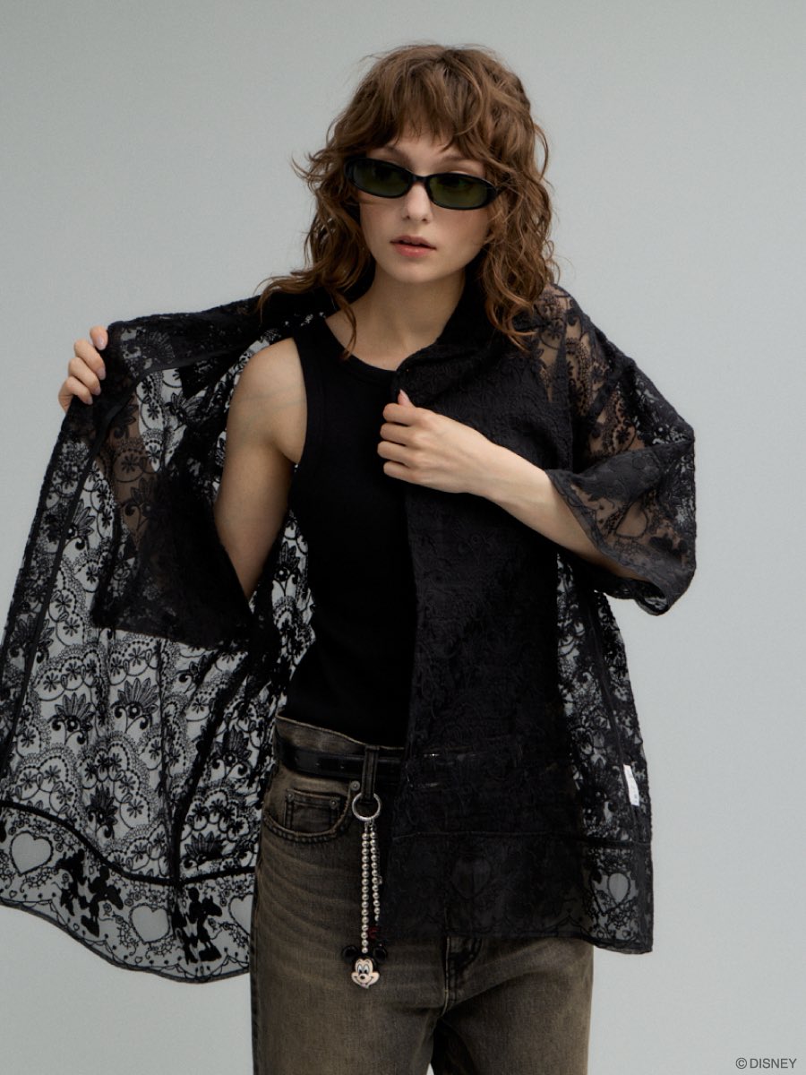 MUS_official_'s tweet photo. ミッキー＆ミニーのシルエットアートが入ったオーバーサイズシャツが登場シャツ🖤
袖口や裾にハートと共にシルエットが表現され、普段着に使いやすいさりげないデザイン！
インナーにロンTやキャミを合わせ、デニムやスカートなど着回し抜群！✨ https://t.co/v6B8v3Rni3