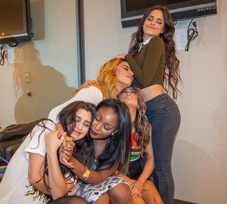 GomesBah_'s tweet photo. Feliz 7/27 pra quem comemora 🩷
14 anos acompanhando a trajetória dessas 5 meninas, lembro como se fosse ontem, eu com meus 10 anos de idade sentada no sofá assistindo x factor pq Demi Lovato era jurada e aí me apaixonei por 1432, lylas, fifth harmony https://t.co/XVQS5OGjpf