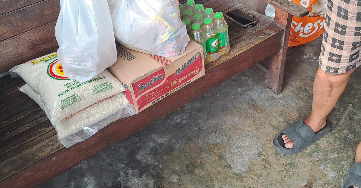 nasidaruratJogj's tweet photo. sore ini, 27 Juli, kami sudah pantau lagi ibu & bapaknya, dan kami bawakan lagi stok makanan & lauk buat mereka 🙂🙂

update informasinya, mereka ini juga tinggal bersama keluarga anaknya yg lain beserta cucu.

jd Alhamdulillahnya masih ada salah satu anggota keluarganya disitu yg masih bekerja, tp ada juga yang masih baru resign dan sedang menunggu dapat pekerjaan lagi, jadi memang kadang masih belum mencukupi..

untuk saat ini, buat keluarga ini mimin sudah pastikan aman ngga sampai kelaparan lagi 🙏

dan untuk jangka panjangnya, mimin ikut mendoakan biar dlm waktu dekat ini, anggota keluarga yg lain yg belum bekerja lagi, bisa dapat panggilan kerja lagi, jadi ada tambahan pemasukan.