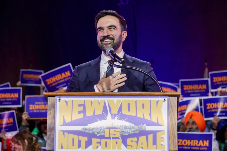 JulenBollain's tweet photo. Zohran Mamdani llegó a la alcaldía de Nueva York hace tan solo 6 meses. Y en ese tiempo, entre otras cosas, ha hecho lo siguiente:

• Reducir el déficit heredado de más de 12.000 millones de dólares hasta presentar un presupuesto equilibrado.
• Conseguir una inversión histórica de 1.200 millones para universalizar la educación infantil.
• Lanzar la creación de la primera red de supermercados públicos de Nueva York, con las dos primeras ubicaciones ya definidas.
• Recuperar 9,3 millones para trabajadores, consumidores y pequeños negocios.
• Lograr 34 millones en reparaciones e indemnizaciones para inquilinos.
• Reparar más de 100.000 baches.
• Eliminar 50 trabas burocráticas para pequeños negocios.

Seis meses. Gobernar va de cumplir.