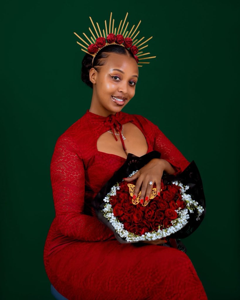 Imvaho_Nshya's tweet photo. Umuhanzi akaba n’umunyamakuru Dushimimana Jean de Dieu uzwi nka Dashim yambitse impeta y’urukundo Niwemugore Donatha bamaze imyaka 7 bakundana avuga ko kubaka umuryango ari ikintu gikomeye bityo gufata umwanya ukiga k’uwo muzawubakana ari ingenzi.

✍️:@muteterazinash1 
Inkuru irambuye⤵️🔗
➡️:https://t.co/aAKQir1kH0