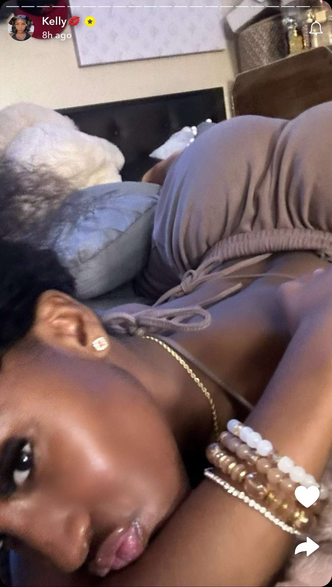 __CD2_'s tweet photo. Kelly showing off her new bead collection worth over 10m on Snap. 😭 https://t.co/NZBFVysLpg