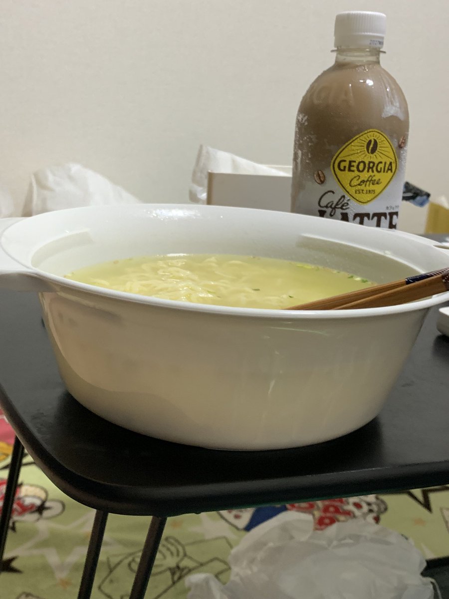 DH7it's tweet photo. 腹減ったからチン出来る容器で袋麺
チンしたのはいいが水多かった
味が薄い😱目分量ミスった… https://t.co/k8hxYCX4lX