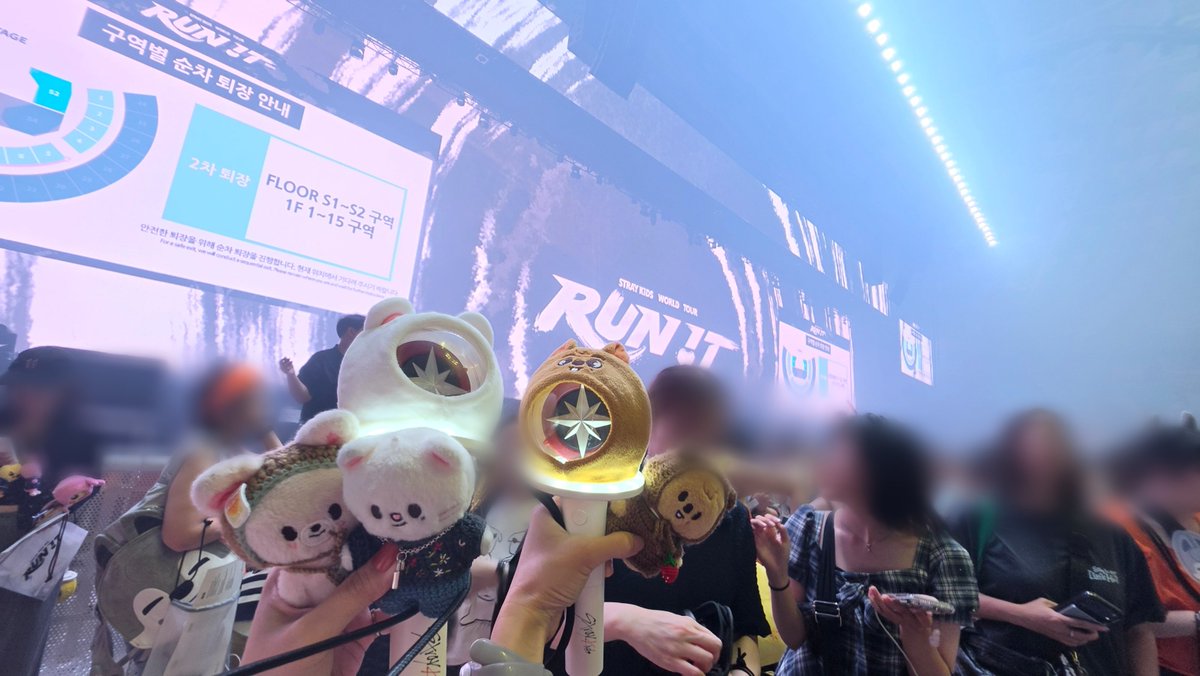 mgmakr's tweet photo. 初日のスタンディングも2日目の2階席もめちゃ楽しかった❤スタンディング全然暑くなかったしめっちゃ近いし、🦊が客降りしてすぐ目の前に来てくれてヤバかった…🪦💐

2階席も後ろから3列目とかだったけど普通に見やすいし、トロッコ来たし優勝🫶💕ちなみに2日目はグクが割と近くにいた！すげーや！ https://t.co/gDuaGCfcIF