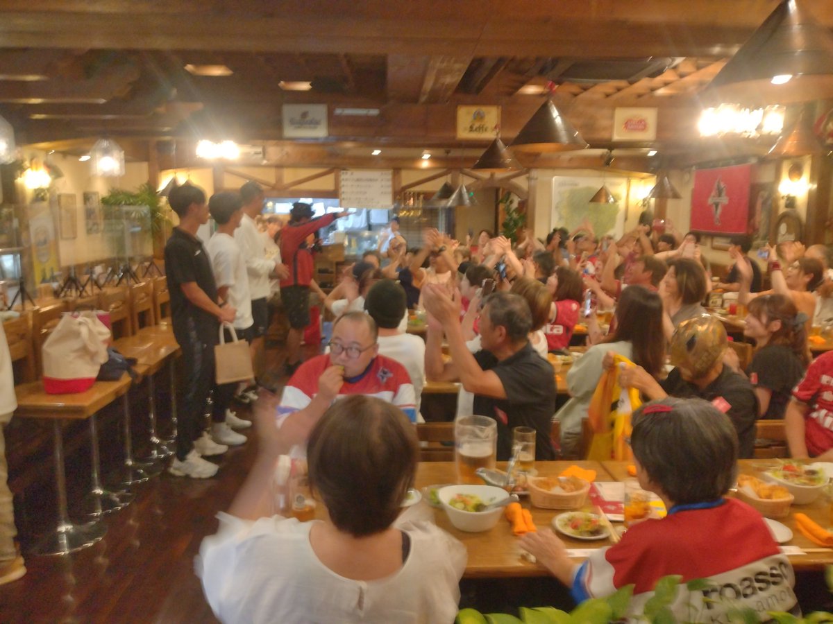 yubibueoyaji's tweet photo. 昨日は『ロアサポキックオフ交流会2026』に多数ご参加いただきありがとうございました！ずっとバタバタしててほぼ写真撮れてない😣画質いい写真残したくて前日別のカメラアプリ入れたけどめっちゃブレブレw
佐藤優也cap･石原央羅選手･飯干明良選手にも顔出してもらい今季の意気込みも聞け良かった！ https://t.co/U0gXMFaZVW