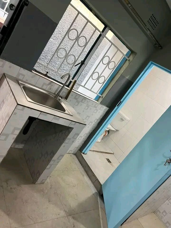 Futurecelebrit7's tweet photo. Ala manyumba yamu Lusaka you can laugh 😂. 

Ni toilet iyi ili pa fupi na kitchen so? 🙌🏾🤣🤣🤣 https://t.co/gQWBlpXNOM