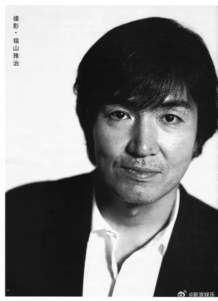XiaoJi0403's tweet photo. 时间线被东野圭吾去世刷屏了，感觉比日本人发的都多。也正常，毕竟东野圭吾是当之无愧在中国影响力断层第一的日本小说家。

拿另一位著名的作家村上春树对比，就能看出差异。东野圭吾作品的简体总发行量接近5000万册，全球总发行量约1.68亿册，中国贡献接近三成销量；更加惊人的一点是他全部海外销量里，73.5%来自中国大陆。除去中国市场，全球其余所有国家销量相加，都不如国内。头部单品《解忧杂货店》简体突破1000万册，《白夜行》接近900万册，单单这两本，体量就超过许多日本作家全部作品总和。

而村上春树作品的简体发行量约1400万册
全球总发行量约1.5亿册，中国仅占全球9%。属于均衡全球化作家，欧美、韩国、东南亚都拥有稳定读者，全球知名到一直传说会获得诺贝尔文学奖。

东野圭吾的作品是强故事性的大众类型文学，门槛低、适合影视改编，更容易破圈；村上偏重文艺向内，存在阅读门槛，受众更加小众。而且东野圭吾特别能写，平均一年2本（顺便一提，他的遗作是8月5日要发售的《永恒的记忆》，名字也是应景了），而村上春树两年才1本。只是东野圭吾后期作品过于公式化无聊，没有前几部那么出名，导致现在中国的年轻人只是听说过此人，并不知道他当年有多牛逼，影响力没那么大了。

斯人已逝，一代推理故事创作者落幕，无数人靠着东野圭吾的小说度过很多闲暇时光，希望他一路走好。🕯️🕯️🕯️