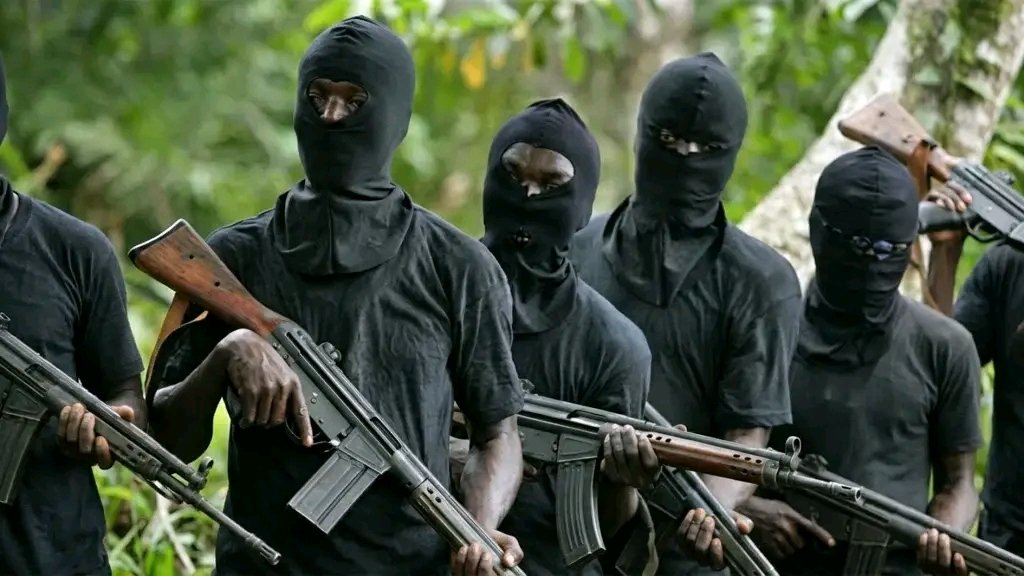 ChuksEricE's tweet photo. BREAKING NEWS:

No fewer than 30 people, including eight children, were reportedly k!ll£d after suspected terroØrists att@cked Naridon Village in Kamaru Ward, Kauru Local Government Area of Kaduna State last night.

Videos via my TG👇 https://t.co/SrkuLlqZvo