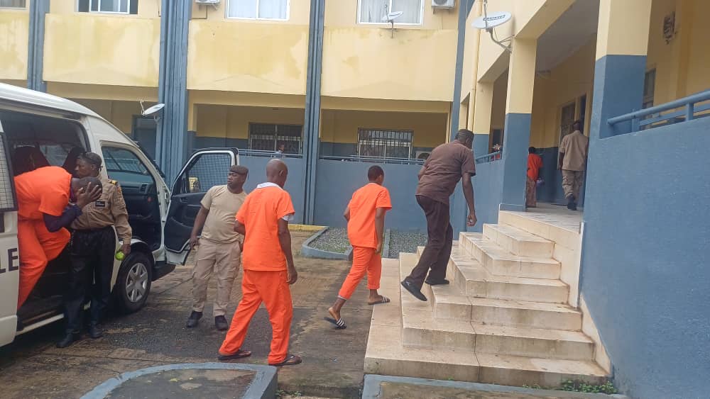 Africaguinee's tweet photo. 🚨Urgent: les élèves condamnés pour "fraude" au Bac libérés sur siège. 
https://t.co/t8kz6ZofZj reviendra sur les détails. https://t.co/j5byt6WOXX