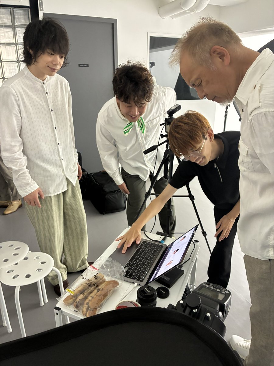 4Genexyz's tweet photo. ニューアルバムのジャケ写撮影。褒め合いながら和気あいあいと。
カメラマンは龍昇さん。衣装は1stアルバムでもお世話になったQUATTRO abitoさん。
#4genexyz #藤井空 #かわ島崇文 #友田ジュン #須藤満 #則竹裕之 #quattroabito https://t.co/YteBjmLbyF