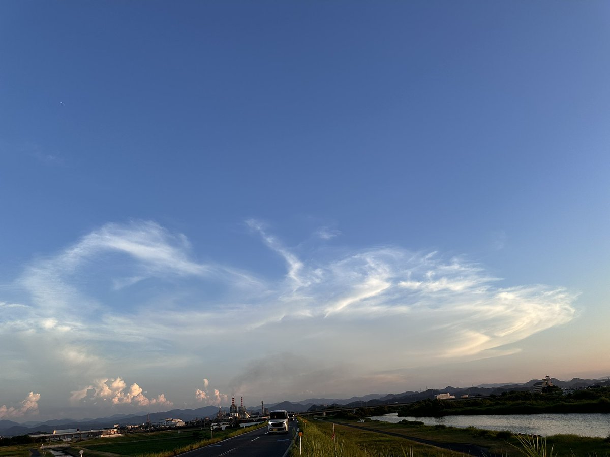 mitusatomiyuki's tweet photo. おつかれさまです^_^
夕暮れ時の大山🗻さん(^｡^)
と夕陽です！

日野川河口日吉津側　2026.7.26 https://t.co/xoZmY5IwDg