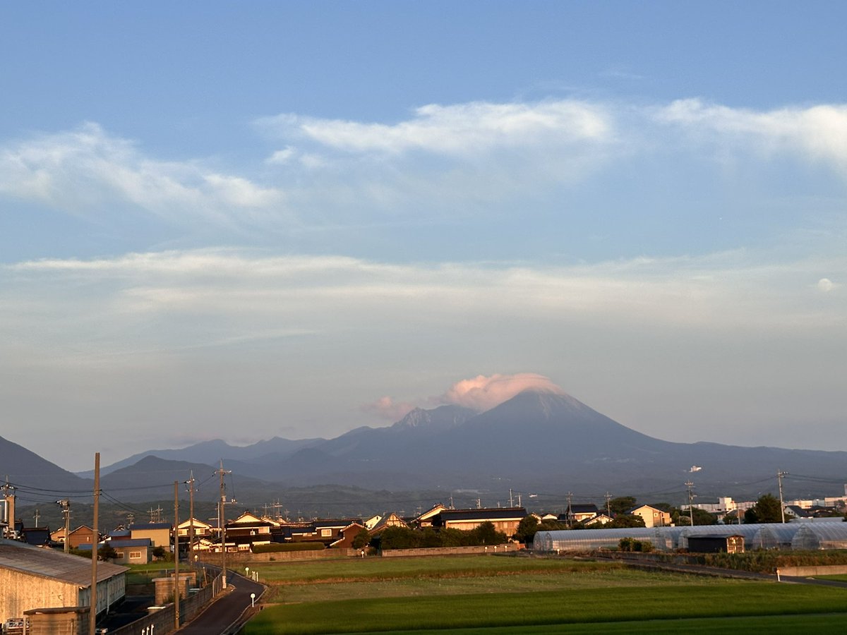 mitusatomiyuki's tweet photo. おつかれさまです^_^
夕暮れ時の大山🗻さん(^｡^)
と夕陽です！

日野川河口日吉津側　2026.7.26 https://t.co/xoZmY5IwDg