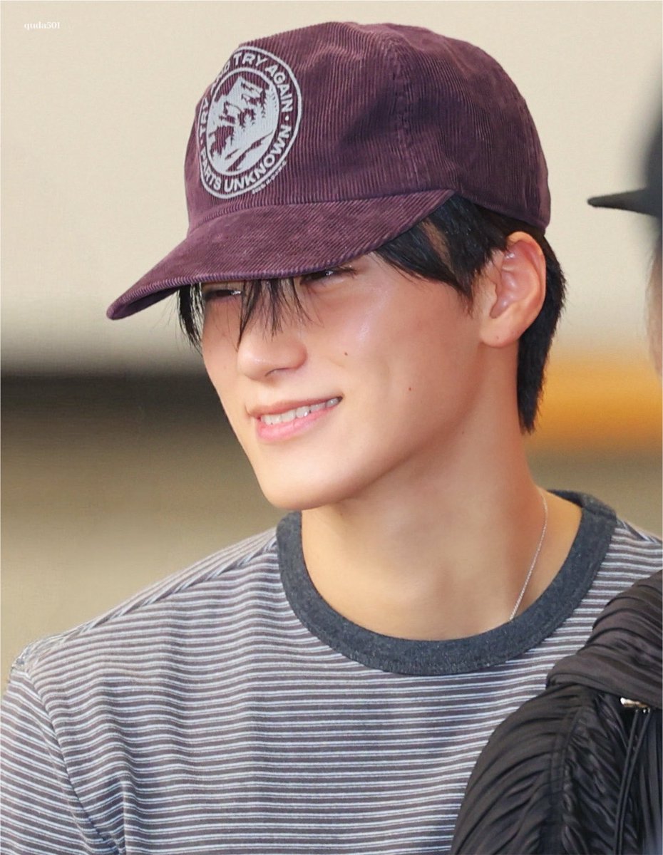 heartinsani's tweet photo. his smile is warmer than sun itself to me even https://t.co/CHjei0nw7I
