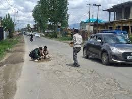 IQBAL45995061's tweet photo. The Sopore-Kupwara highway and bypass road are in a severely dilapidated and broken condition,causing daily hardships,vehicle damage, and massive delays for commuters.Large potholes, cracked surfaces,and worn-out asphalt plague major sections.
@OmarAbdullah @CM_JnK 
@JavedDar_NC https://t.co/U7essAgrv2