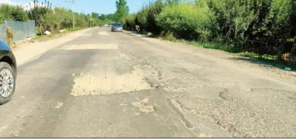 IQBAL45995061's tweet photo. The Sopore-Kupwara highway and bypass road are in a severely dilapidated and broken condition,causing daily hardships,vehicle damage, and massive delays for commuters.Large potholes, cracked surfaces,and worn-out asphalt plague major sections.
@OmarAbdullah @CM_JnK 
@JavedDar_NC https://t.co/U7essAgrv2