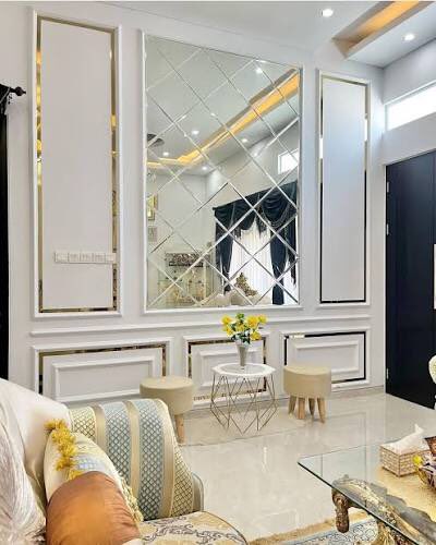 keboyoranbaru's tweet photo. @asbunizmee Mahal sih gak juga. Kalo dia koret tapi kebelet keliatan tajir bisa pilih wall moulding (frame kotak-kotak itu) dari bahan gypsum, gak sampe 20k/meter cmiiw.

Tapi orang pake wall moulding tuh biasa buat ngejar estetika rumah eropa. Nah umumnya koruptor terobsesi sama style gitu. https://t.co/ACmYfwd6HE