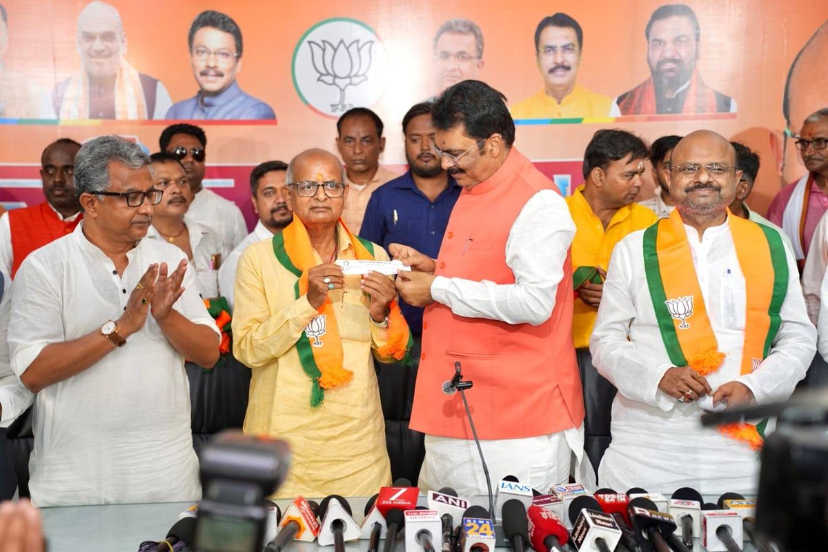 BJP4Bihar's tweet photo. भाजपा परिवार का निरंतर बढ़ रहा कारवां..

आज प्रदेश कार्यालय के अटल सभागार में माननीय प्रदेश अध्यक्ष श्री @sanjay_saraogi जी की उपस्थिति में सीतामढ़ी से पूर्व सांसद डॉ. अर्जुन राय जी, सीतामढ़ी के पूर्व लोक अभियोजक एवं पूर्व जिला सहकारिता अध्यक्ष श्री विमल शुक्ला जी, श्री साकेत सुमन जी, श्रीमती मोनी गुप्ता जी, श्री मनोज कुमार गुप्ता जी, श्री आशीष गिरी जी, श्री विकास एन. भारती जी, श्री सिकंदर कुशवाहा जी, श्री अशोक कुमार गुप्ता जी, श्रीमती लता वर्मा जी सहित अन्य सम्मानित जनप्रतिनिधियों ने भारतीय जनता पार्टी की सदस्यता ग्रहण की।

माननीय प्रधानमंत्री श्री @narendramodi जी की जनसेवा और राष्ट्र प्रथम की विचारधारा से प्रेरित होकर भारतीय जनता पार्टी की सदस्यता ग्रहण करने वाले सभी जनप्रतिनिधियों को हार्दिक बधाई एवं शुभकामनाएं।

इस अवसर पर माननीय मंत्री श्री @mishranitish जी, माननीय विधायक रत्नेश कुशवाहा जी सहित अन्य गणमान्य जन उपस्थित रहे।

#BJP4Bihar #NDA4Bihar