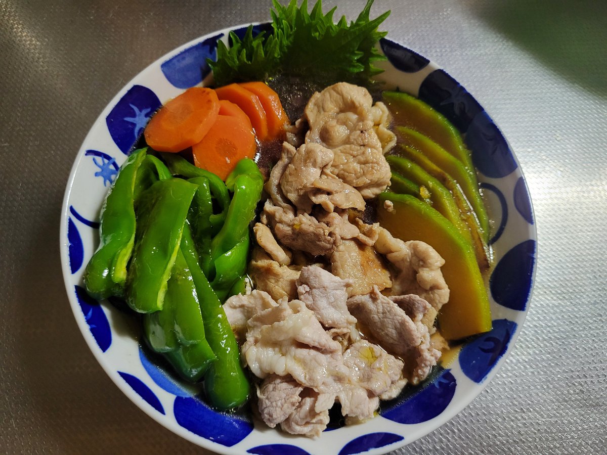 full5963's tweet photo. お肉と野菜の焼きびたし！
好きな具を焼いてめんつゆとか
お好みのツユにドボンするだけ

そしてお肉は冷しゃぶみたいに
ボイルするのもアリです
　焼く→香ばしい
　ボイル→柔らかい　的な？

本日も配信ご視聴に感謝！
ありがとうございました～ https://t.co/QWKMhPj0n3