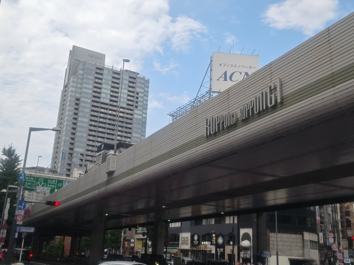 runnerSAKAMOTO's tweet photo. 初めてこの場所にて仕事してきたけど自ら選んでることもあり、職場の感じ良かった←そこ一番大事！

帰りの電車で降車時に荷物掠った程度でヒゲ面に〜ちゃんに荷物殴られ舌打ちされた瞬間にスマホ画面へと目を逸らしてたのには笑えたが、それでもオトナの笑顔で謝ったから逆にイケナかったからかな笑。 https://t.co/LmMTQEq4J1