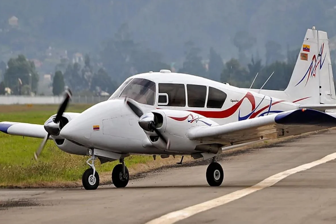Histcontext's tweet photo. 🚨 AN AIRCRAFT IS ON SALE FOR €10! Yes, you heard that right: A Piper PA-23 Apache for the price of two coffees! ✈️☕️
The legendary twin engine Piper PA-23 Apache, sitting abandoned at Seville Airport since 2018 with no owner found in 8 years, has officially gone up for auction by decree of the Official State Gazette of Spain (BOE).

📌 So, what are the terms?

Starting Price: €10

Auction Deposit: Just €0.50!

Official notices were published 3 times to reach the owner, but no one claimed it. It passed to the state and is now open for bidding to anyone who meets the basic criteria.

🧐 Thinking "It doesn't fly, what good is it to me?"... YOU'RE MISSING THE OPPORTUNITY! 🧵👇
Authorities clearly state that due to years of neglect, this plane will never take to the skies again. But wait! Looking through the lens of a Fractal Opportunity Hunter, this isn't junk it's a goldmine!

Here is how you can turn a €10 aircraft into thousands of Euros in cash flow:

1️⃣ AirBnB / Glamping Concept: Got a plot of land in nature? Recondition the interior into a "Retro Aviation Suite" and rent it out for €150-€200 a night. Tourists go crazy for thematic stays like this!

2️⃣ Café / Bar Decor: "Instagrammable" venues are printing money these days. Placing this fuselage in the center or garden of a venue saves you hundreds of thousands in advertising costs. People will flock just for the photo op!

3️⃣ Collectibles & Parts Sales: Even if the airframe doesn't fly, gauges, seats, original badges, and vintage metals from these legendary 1950s aircraft are snapped up for small fortunes by collectors and aviation enthusiasts.

4️⃣ Market Value of Similar Models:• Airworthy/Standard condition: $60,000 – $130,000• Fully restored high end models: Up to $225,000!

Bottom line: You can't fly it, but you can convert it into brand value, decor, or spare parts. Aena officials say their inboxes are already overflowing! Get your move on before the bidding envelopes are opened. 😉