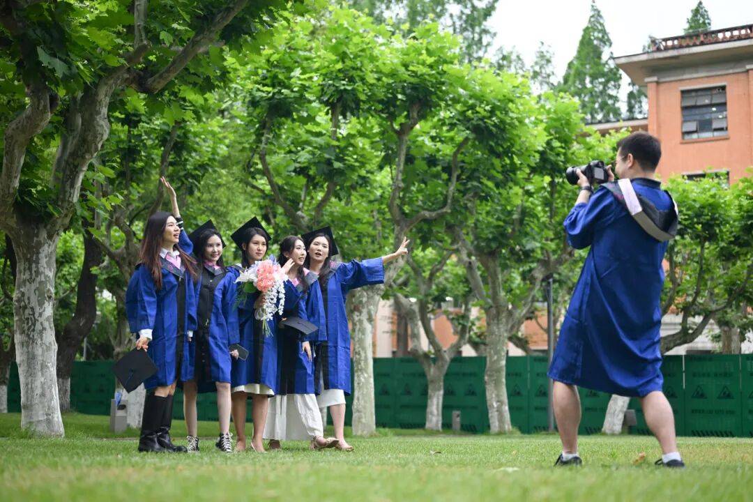SybleJungeobcw's tweet photo. Finally walked across the stage, capped and gowned, holding my diploma—four years of late nights, laughter and growth that I’ll never forget. Grateful for every soul that made this chapter unforgettable. https://t.co/1gV9xTL4Zp