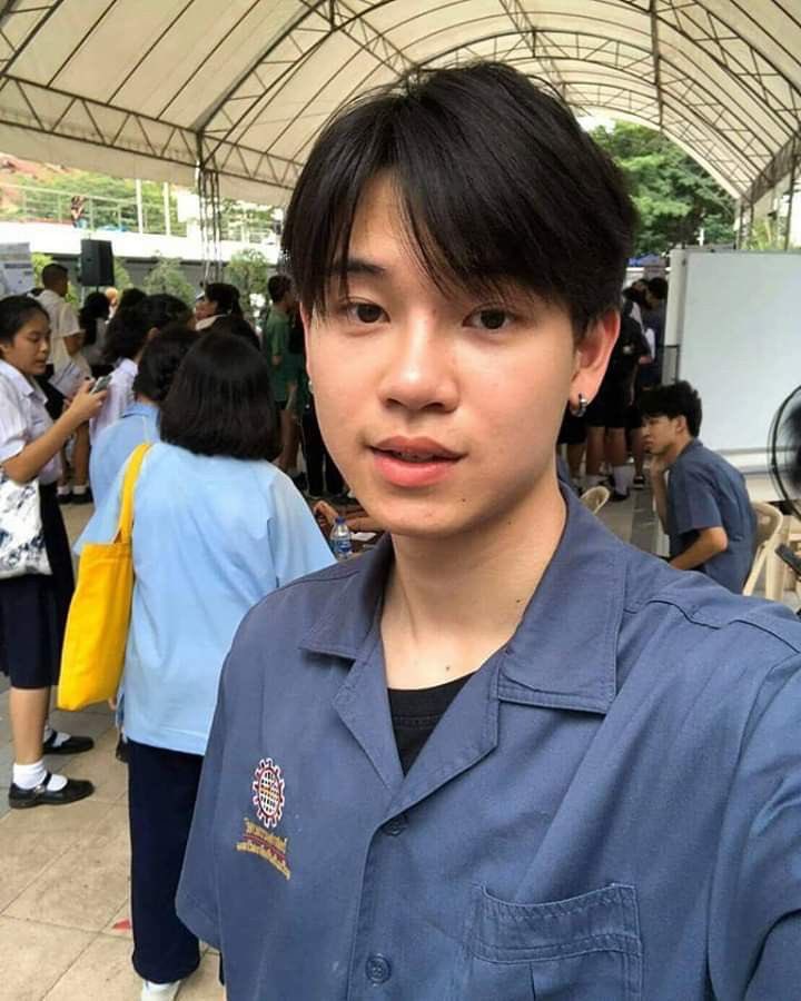 WithmyW's tweet photo. หนุ่มคนนี้อ่อที่ยืนแจกโบรชัวร์ก็มีสาวๆมาขอถ่ายรูป 

YINWAR GOODDAY PODCAST
#เมาท์มอยกับพลอยหอxYinWar https://t.co/N8jz0yGr2l