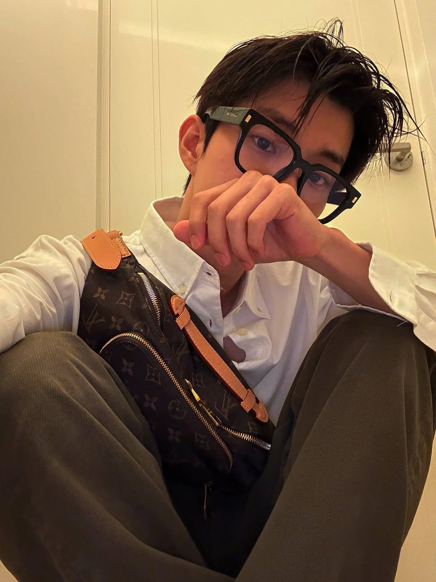 dekcamini's tweet photo. camin ngatasin hate comment be like: "BACOOOOOT. makan nih foto ganteng gwe." https://t.co/ajo6h9hI62