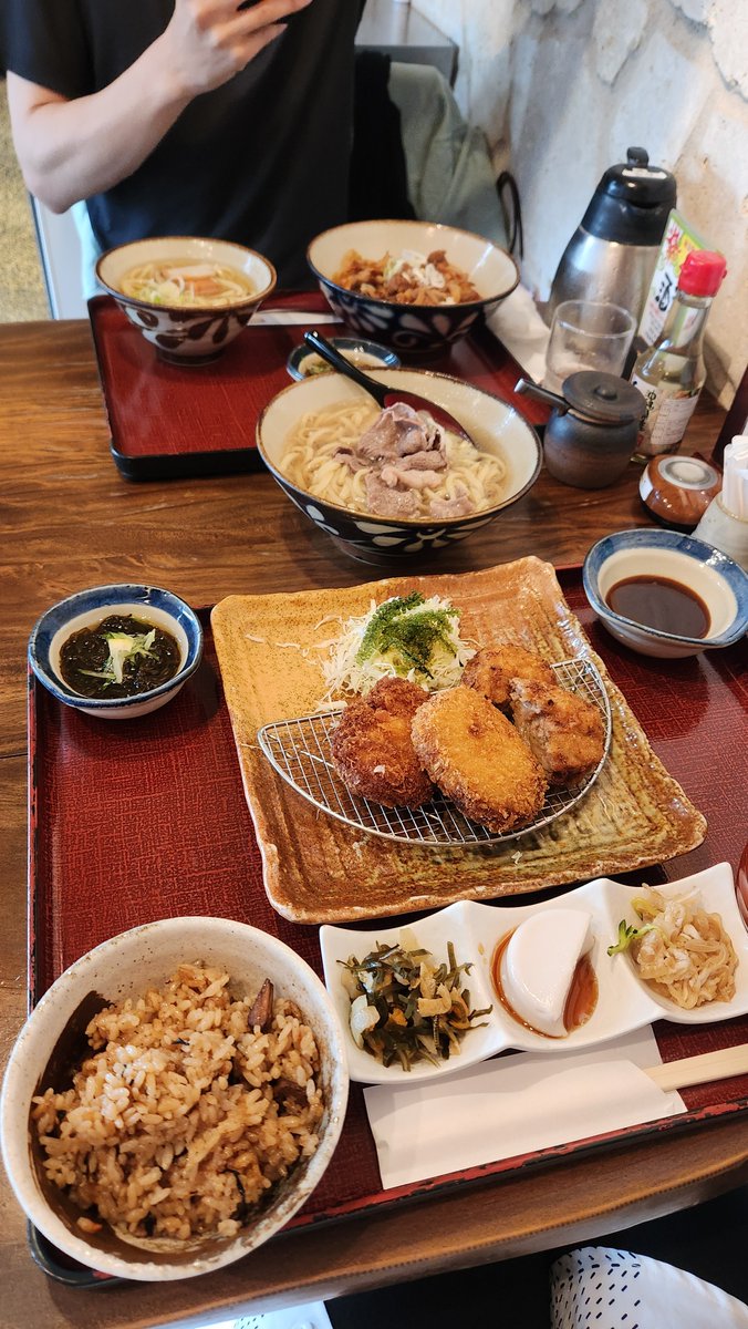 kisatosandworld's tweet photo. 今日は午前中に印西市某所で打合せ、押上で小さい侍と沖縄飯ランチをしてカラオケ��１時間半歌い、夕方は整形外科で両肩と両ひざに痛み止め打って(４ヶ所に関節注射、重い～)、右眉付近のレントゲンを撮り(先週金曜夜にドアにぶつけた。異常はなかった)、眼科と買い出しは明日にまわして夜は旦那とピザ食べた。
