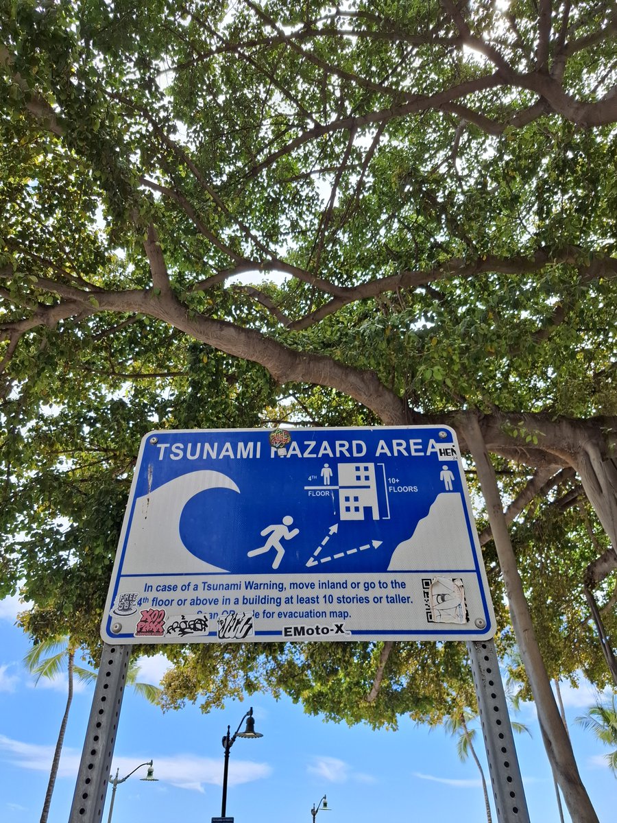 OgreModest's tweet photo. 津波／Tsunamiは

世界標準のことば

海水浴が増える時期

きれいな海で

ゆっくりしていても

揺れを感じたら

躊躇することなく

高い場所

若しくは

内陸部へ https://t.co/uUEEdZ8zQd